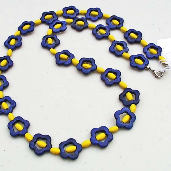 FLOWERS IN FAUX HOWLITE STONE NECKLACE, 20 INCHES, WITH WOOD BEAD ACCENT, LOBSTE - Picture 2 of 2